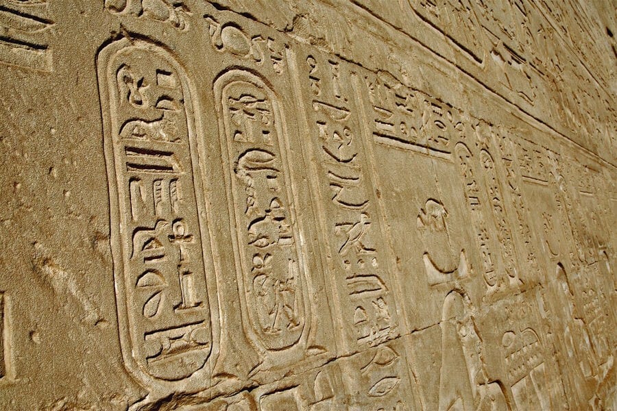 Розеттский камень с древнеегипетскими надписями был обнаружен 225 лет назад Розеттский камень с древнеегипетскими надписями был обнаружен 225 лет назад