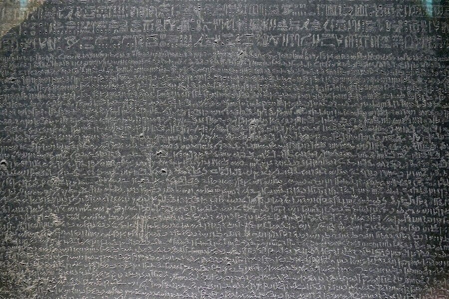 Розеттский камень с древнеегипетскими надписями был обнаружен 225 лет назад Розеттский камень с древнеегипетскими надписями был обнаружен 225 лет назад