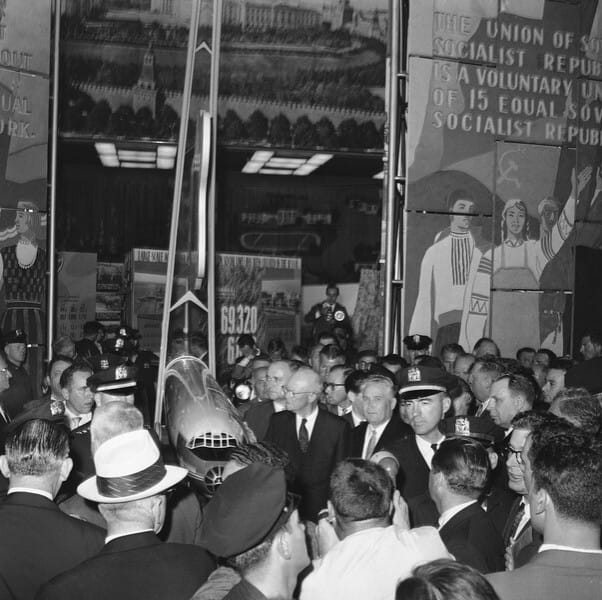 Американская национальная выставка в Сокольниках открылась 65 лет назад Американская национальная выставка в Сокольниках открылась 65 лет назад