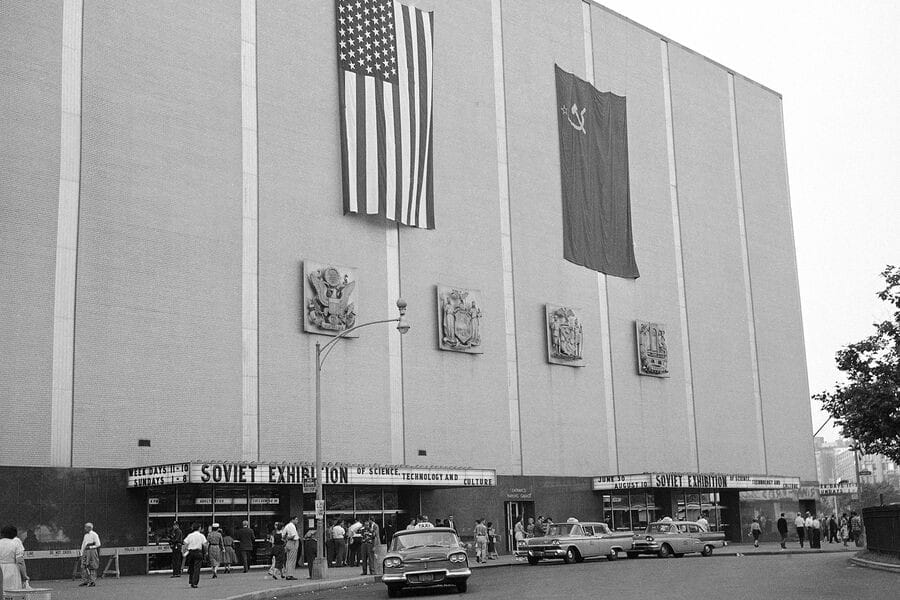 Американская национальная выставка в Сокольниках открылась 65 лет назад Американская национальная выставка в Сокольниках открылась 65 лет назад