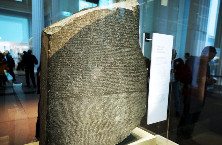 Розеттский камень с древнеегипетскими надписями был обнаружен 225 лет назад