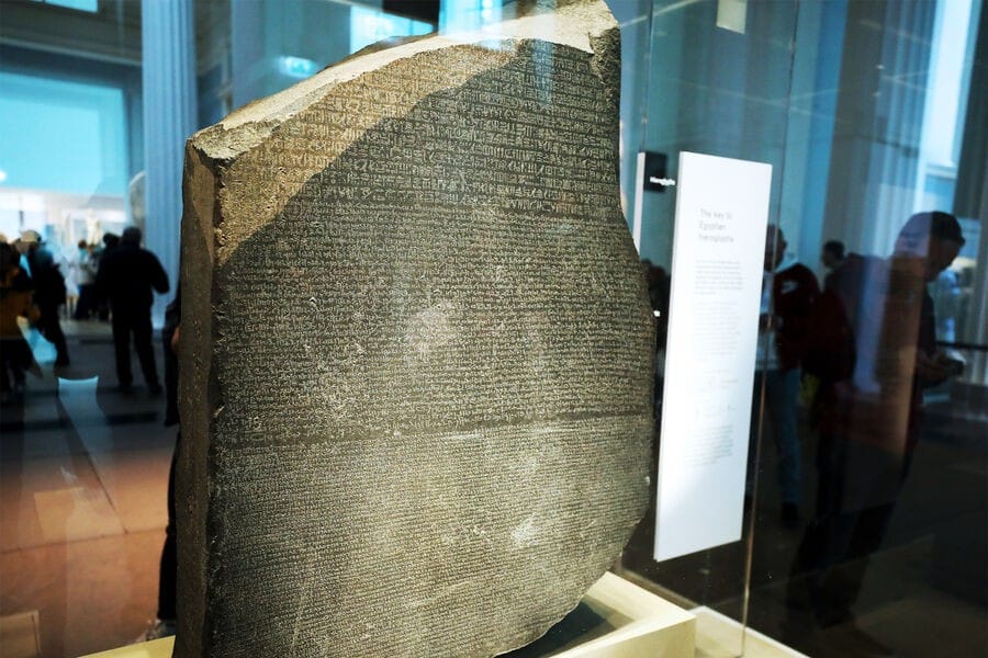 Розеттский камень с древнеегипетскими надписями был обнаружен 225 лет назад 1 b3a23ad6370ba2ddcffde58ab0404c6e.jpg