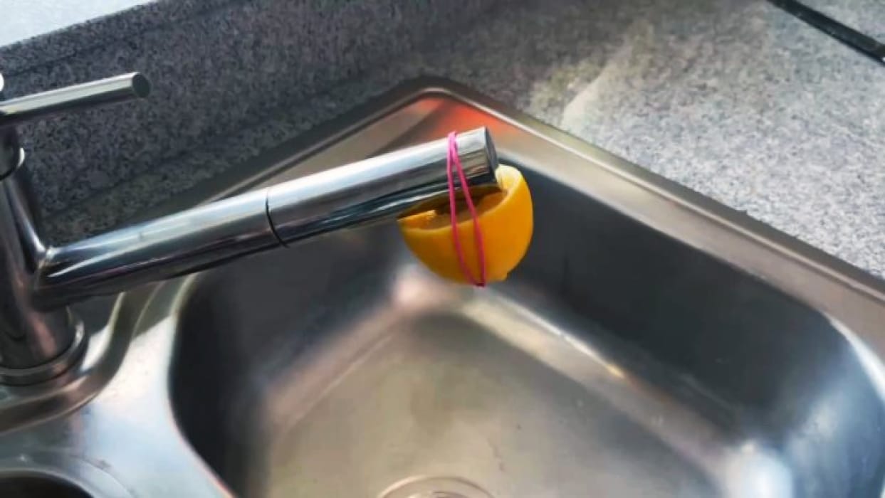 Повесьте лимон на кран и будете благодарны вечно