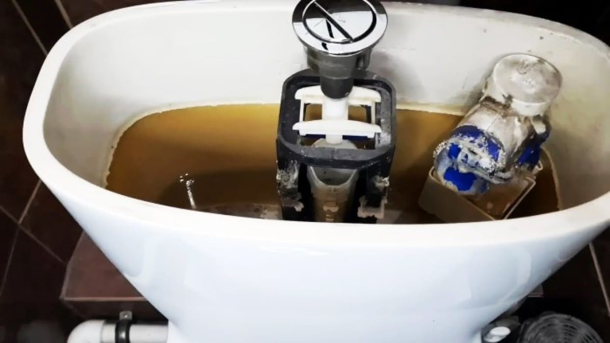 Как в два счета удалить известь и ржавчину из бачка унитаза 2 c949067bcbc50894df4990c3489d87d1.jpg