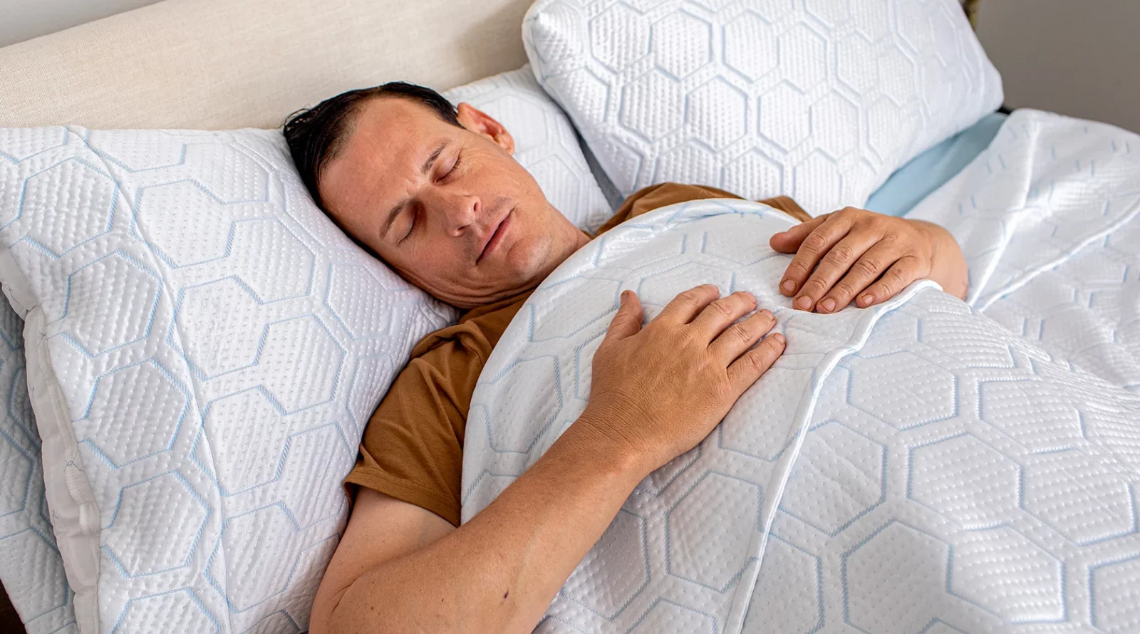 Придумано одеяло, которое создаёт ощущение персонального кондиционера 2 pridumano-odejalo-kotoroe-sozdajot-oshhushhenie-personalnogo-kondicionera-a3e10e2.webp