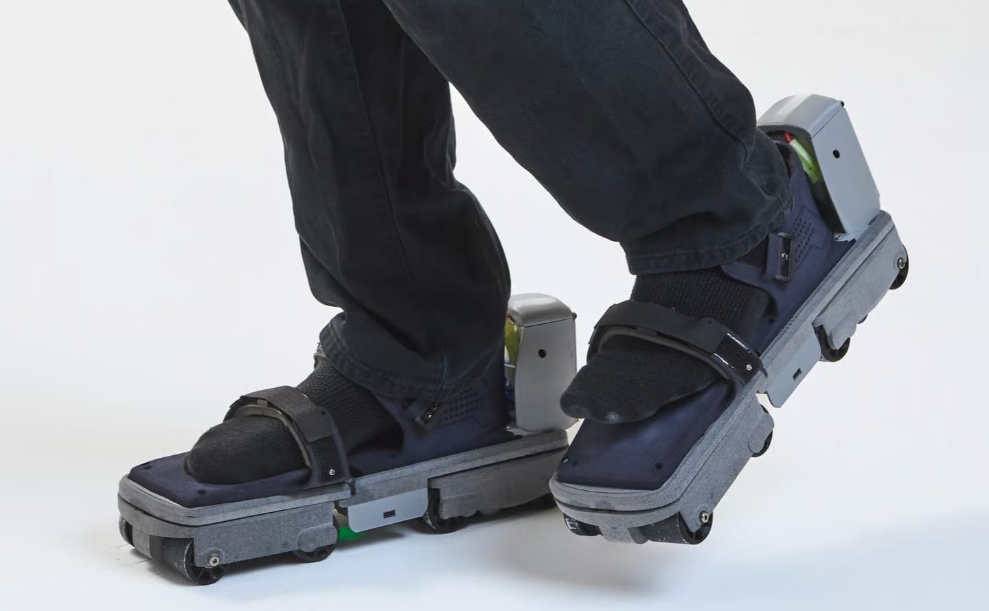 Созданы специальные кроссовки для любителей VR-игр 2 sozdany-specialnye-krossovki-dlja-ljubitelej-vr-igr-34fbde1.jpg