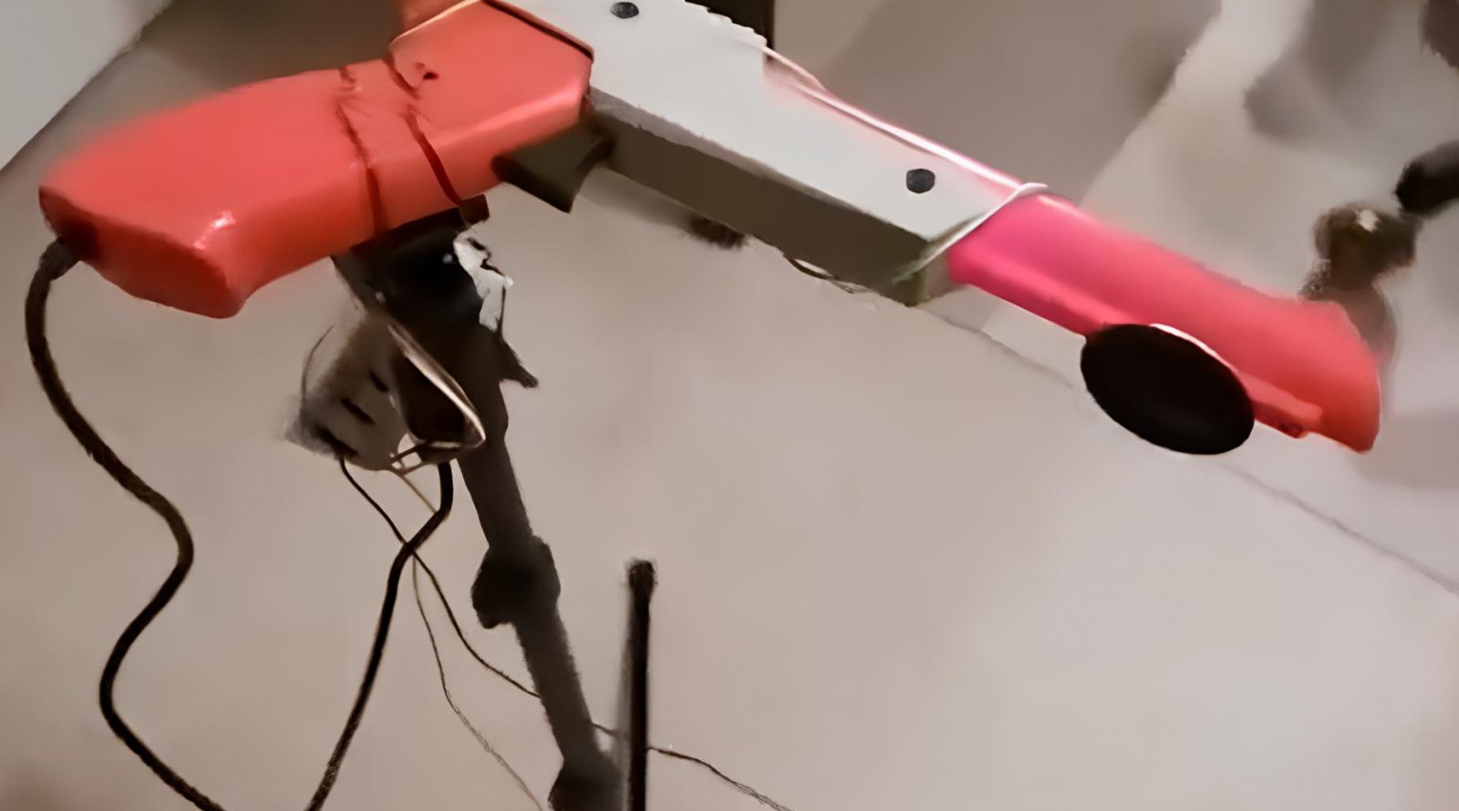 Блогер превратил световой пистолет Nintendo от Dendy в беспроводной телефон 2 bloger-prevratil-svetovoj-pistolet-nintendo-ot-dendy-v-besprovodnoj-telefon-05124e6.jpg