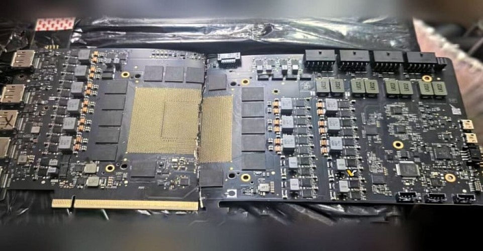 Прототип GeForce RTX 5090 мог предложить 4 разъёма питания 12V-2x6 Прототип GeForce RTX 5090 мог предложить 4 разъёма питания 12V-2x6