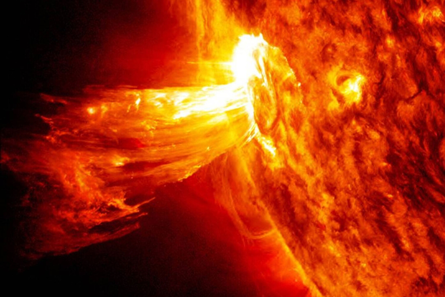 Выброшенное Солнцем облако плазмы очень быстро достигло Земли. Чем это грозит? Выброшенное Солнцем облако плазмы очень быстро достигло Земли. Чем это грозит?