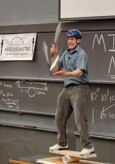 Искусство удерживать предметы в воздухе