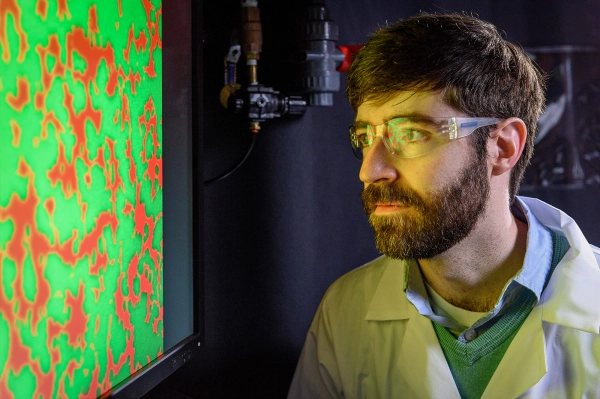 Как странная форма биопленки возникает из клеточной геометрии 2 Питер Юнкер в лабораторных очках.