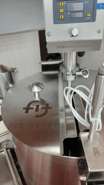 Нам сделали его на заказ с нашей гравировкой  