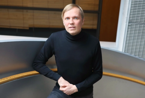 Новое доказательство «супердиффузии» исследует таинственную математику турбулентности 4 Мужчина в черной водолазке.