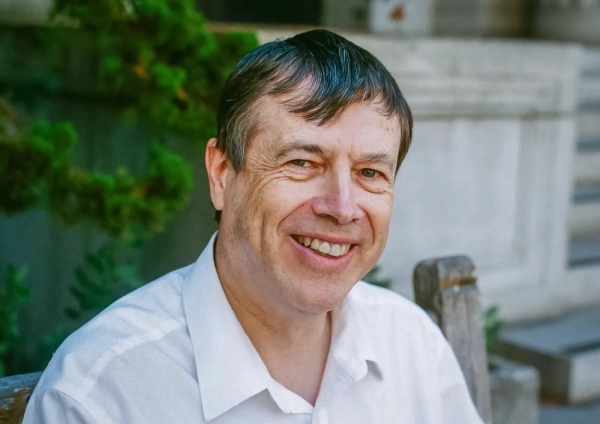 Изображение может содержать лицо Жана Бургена, счастливую голову, улыбку человека, взрослую фотографию, портрет с ямочками и смехом.