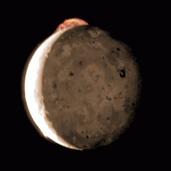 Таинственные внутренние процессы Ио, вулканического спутника Юпитера 4 Последовательность снимков, сделанных в течение восьми минут зондом NASA New Horizons в 2007 году, демонстрирует извержение...