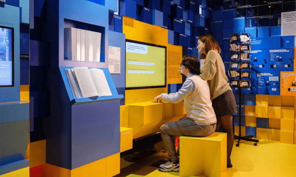 Посетители у экрана «Что происходит с моими паролями в интернете?» Источник Посетители у экрана «Что происходит с моими паролями в интернете?» Источник