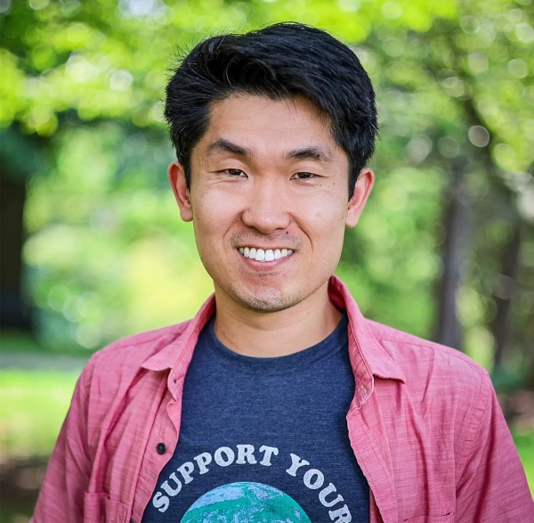 Новый закон природы пытается объяснить сложность Вселенной 2 Изображение может содержать Марсель Хиршер Черные волосы Волосы Человек Голова Взрослый Лицо Ямочки Счастлив и Улыбка