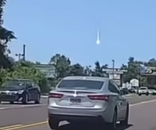 Mail Online: В небе над несколькими штатами США наблюдали падающий огненный шар Mail Online: В небе над несколькими штатами США наблюдали падающий огненный шар