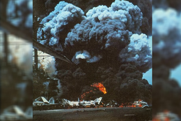 &laquo;Самолеты горели, бомбы взрывались&raquo;: как американцы чуть не уничтожили свой авианосец &laquo;Форестолл&raquo;