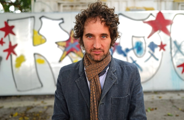 Криптографические приемы делают сложную задачу немного проще 2 Рафаэль Пасс стоит снаружи, одетый в шарф и серую куртку.