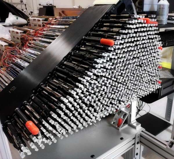 А что там с темной энергией? 12 Детектор DESI — не обычный телескоп, тут для д используются оптические волокна и спектроскопы, измеряющие спектр каждой галактики. Это позволяет оценить расстояние до нее и положение относительно других галактик.