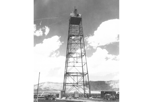 «Землю залил обжигающий свет»: как выглядел первый в истории ядерный взрыв «Тринити» «Землю залил обжигающий свет»: как выглядел первый в истории ядерный взрыв «Тринити»