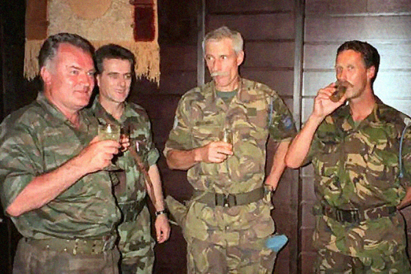 &laquo;Я наступал на&nbsp;мертвецов, которые лежали вокруг&raquo;. За&nbsp;что сербы расстреляли в&nbsp;Сребренице 8000&nbsp;мусульман