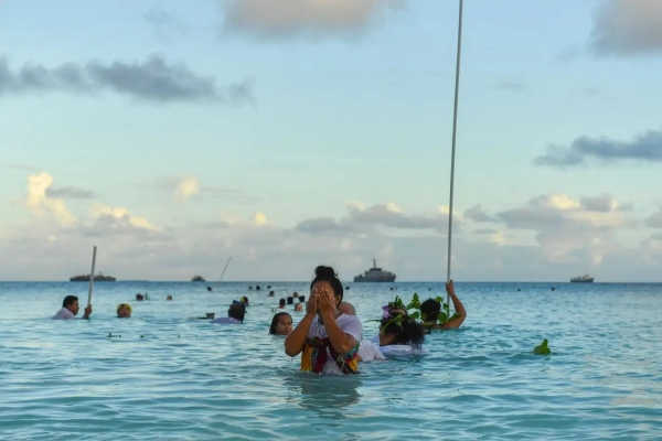 Обязательный кредит: Фото MICK TSIKAS/EPA-EFE/Shutterstock (10362258b) Местные жители во время традиционной рыбалки собирают рыбу для приготовления на уму (традиционной земляной печи) у лагуны в Фунафути, Тувалу, 15 августа 2019 г. Одной из первых жертв изменения климата и повышения температуры океана является сокращение рыбных запасов. Многие островитяне полагаются на рыбные запасы как на основное средство существования и для того, чтобы прокормить свои семьи. Изменение климата уничтожает рыбные запасы на Тувалу, Фунафути - 15 августа 2019 г.