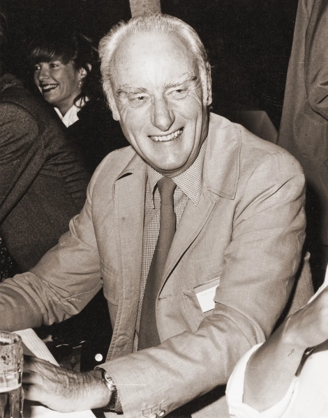 Как связывание двух молекул мозга создает воспоминания, которые сохраняются на всю жизнь 2 Изображение может содержать Фрэнсиса Крика Лицо Голова Человек Фотография Портрет Чашка Аксессуары Официальная одежда Галстук и Взрослый