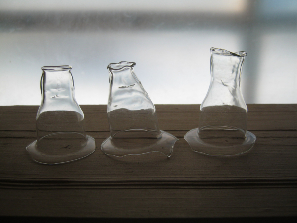 Фото 2.4. Заготовки для гребешковых ножек, с расширениями раздуванием. Неровности — пустое, хуже, что их края намного тоньше, чем стекло основное. Это даст дополнительные сложности при сборке лампы