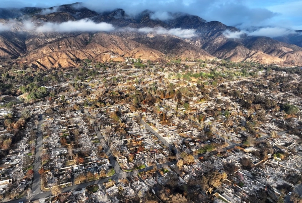 АЛЬТАДЕНА, КАЛИФОРНИЯ, 5 ФЕВРАЛЯ На снимке с воздуха показаны дома, сгоревшие во время пожара Итон 5 февраля 2025 года в Альтадене...