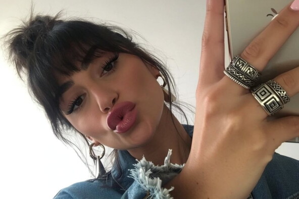 Фотографии в стиле «селфи на iPhone» и «плёночных камер»: обзор ИИ-модели Higgsfield Soul, которая стала доступна бесплатно 3 Эффект <a href="https://api.vc.ru/v2.8/redirect?to=https%3A%2F%2Fhiggsfield.ai%2Fsoul%2F1b798b54-03da-446a-93bf-12fcba1050d7&postId=2078528" rel="nofollow noreferrer noopener" target="_blank">iPhone</a>. «Яблочко» на смартфоне нейросеть не дорисовала. Здесь и далее генерации vc.ru