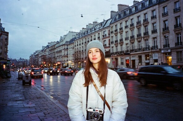 Фотографии в стиле «селфи на iPhone» и «плёночных камер»: обзор ИИ-модели Higgsfield Soul, которая стала доступна бесплатно 4 Эффект плёнки <a href="https://api.vc.ru/v2.8/redirect?to=https%3A%2F%2Fhiggsfield.ai%2Fsoul%2Ff5c094c7-4671-4d86-90d2-369c8fdbd7a5&postId=2078528" rel="nofollow noreferrer noopener" target="_blank">90s grain</a>. Нейросеть плохо справилась с созданием глаз, а одна из машин «выехала» на встречную полосу