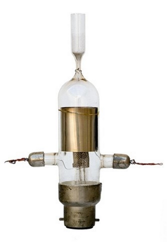 Фото 1.2. Катодное реле усилительное, конструкции Папалекси, Российская империя, РОБТиТ, 1914—1917 годы. Диаметр 30 мм., высота 150 мм. Для работы лампы требовалось 2 батареи сухих гальванических элементов, одна напряжением 4 В для нити накала, а вторая — анодная, напряжением 40—150 В