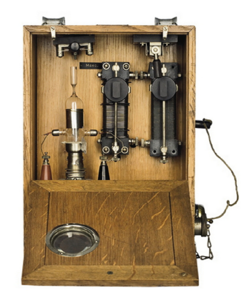 Фото 1.1. Усилитель ламповый однокаскадный, Российская империя, Петроград, русское общество беспроволочных телеграфов и телефонов, в производстве с 1915 по 1917 год. Габаритные размеры — 260х210х365 мм. В качестве лампы использована приёмно-усилительная лампа Папалекси