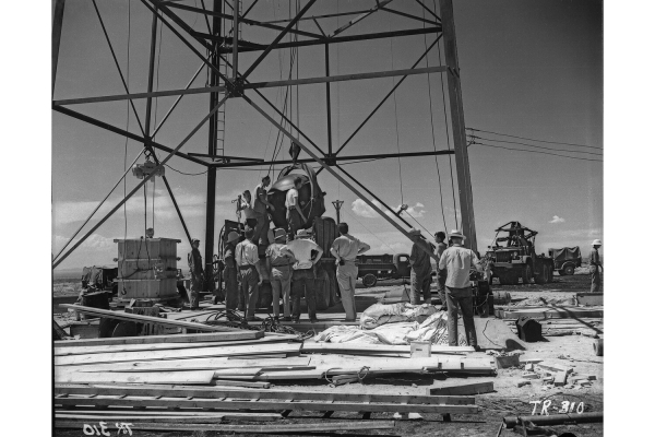 «Землю залил обжигающий свет»: как выглядел первый в истории ядерный взрыв «Тринити» «Землю залил обжигающий свет»: как выглядел первый в истории ядерный взрыв «Тринити»