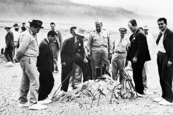 «Землю залил обжигающий свет»: как выглядел первый в истории ядерный взрыв «Тринити» «Землю залил обжигающий свет»: как выглядел первый в истории ядерный взрыв «Тринити»