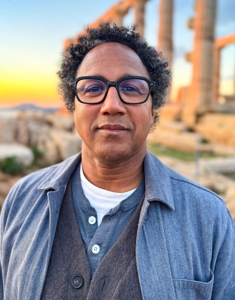 Как связывание двух молекул мозга создает воспоминания, которые сохраняются на всю жизнь 4 Изображение может содержать Лицо Голова Человек Фотография Портрет Взрослый Аксессуары Очки Счастливая Улыбка Кудрявые Волосы и Волосы