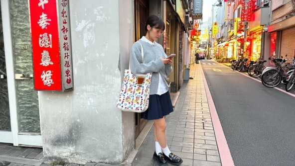 Фотографии в стиле «селфи на iPhone» и «плёночных камер»: обзор ИИ-модели Higgsfield Soul, которая стала доступна бесплатно 9 Эффект <a href="https://api.vc.ru/v2.8/redirect?to=https%3A%2F%2Fhiggsfield.ai%2Fsoul%2F99de6fc5-1177-49b9-b2e9-19e17d95bcaf&postId=2078528" rel="nofollow noreferrer noopener" target="_blank">Tokyo streetstyle</a>, который воспроизводит антураж улиц Японии и соответствующий стиль одежды