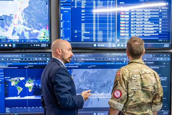 Китай предпринял попытку, возможно, первой в истории орбитальной дозаправки спутника 2 Датский контр-адмирал Дамгаард Раусё, датский атташе по вопросам обороны, справа наблюдает за данными по осведомленности в космической сфере совместно с Космическими силами США...