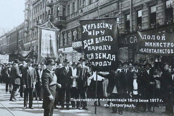 Почему Ленин призывал к поражению России в мировой войне, а Троцкий был против? Почему Ленин призывал к поражению России в мировой войне, а Троцкий был против?