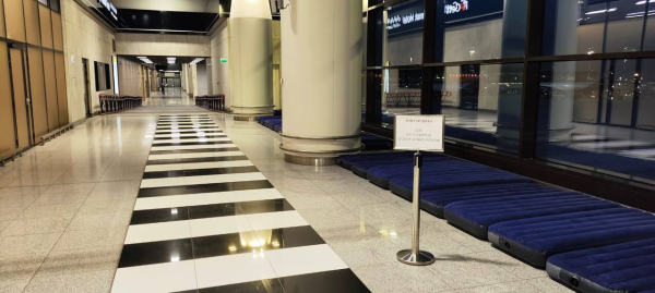 Фото: московский Шереметьево начал раздавать пассажирам задержанных рейсов надувные матрасы 2 Фото: московский Шереметьево начал раздавать пассажирам задержанных рейсов надувные матрасы