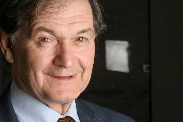 Изображение может содержать лицо Роджера Пенроуза, счастливую голову, улыбку, портрет взрослого человека и аксессуары.