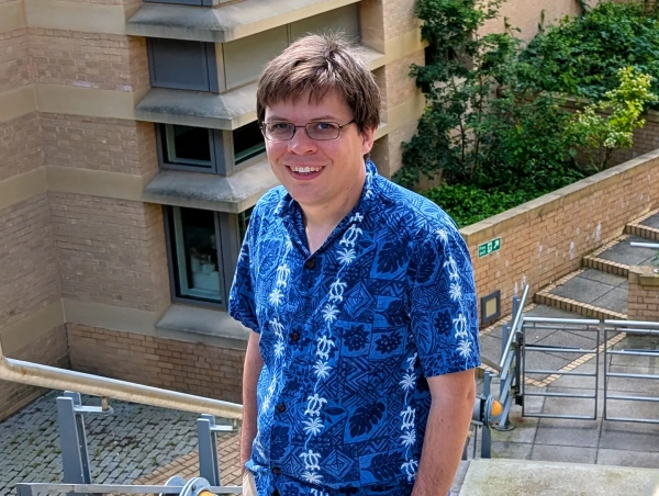 Изображение может содержать одежду, рукава, аксессуары, очки, лицо, голову, фотографию портрета, счастье и улыбку.