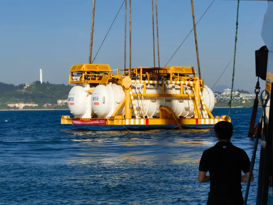 два белых контейнеров отменялся тросами над океаном