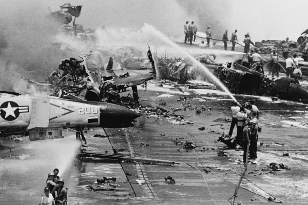 &laquo;Самолеты горели, бомбы взрывались&raquo;: как американцы чуть не уничтожили свой авианосец &laquo;Форестолл&raquo;