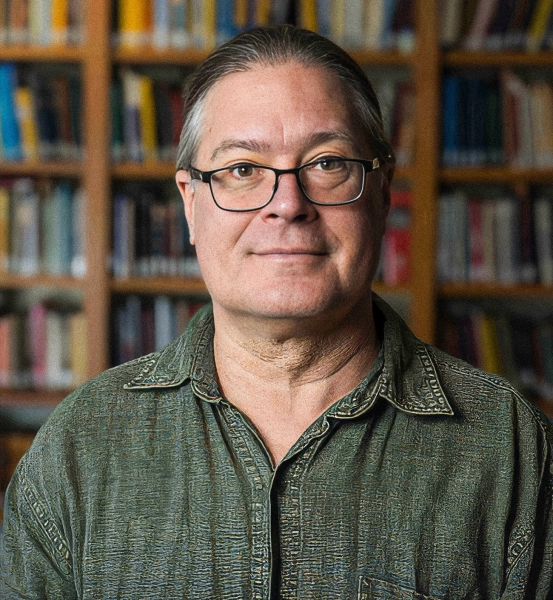 Мужчина стоит в библиотеке.