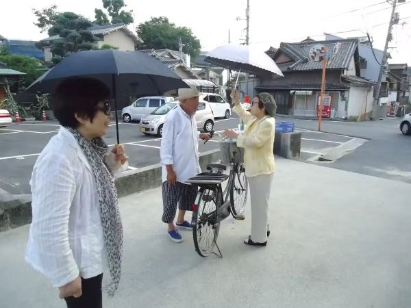 На изображении может присутствовать Джон Делореан, одежда, обувь, обувь, автомобиль, транспортное средство и велосипед.