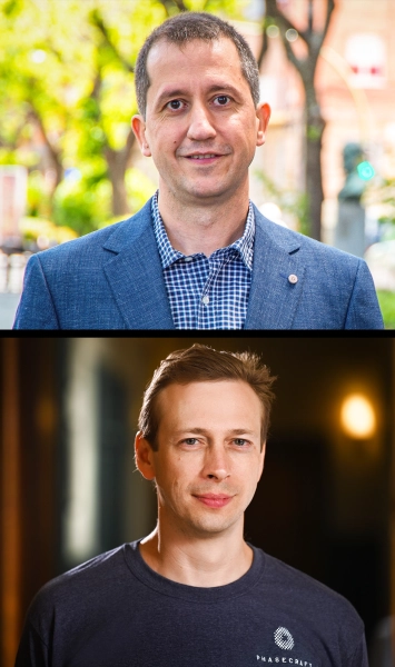 Вверху: мужчина в синем пиджаке стоит на городской улице. Внизу: мужчина в футболке с полуулыбкой на лице.