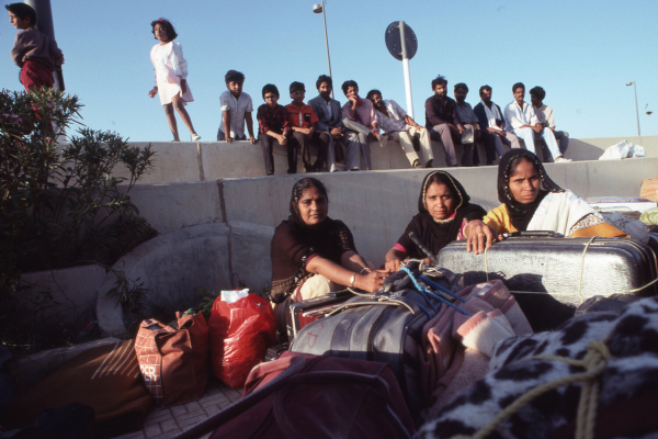 Девушки резали солдат: как кувейтцы встречали братскую иракскую армию Саддама Девушки резали солдат: как кувейтцы встречали братскую иракскую армию Саддама